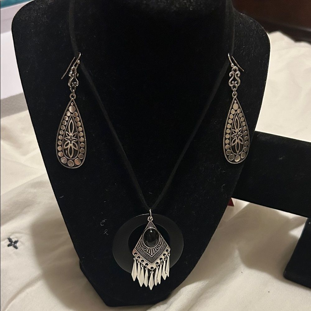 Elegant Silver custom jewelry Pendant Necklace and Earring Set